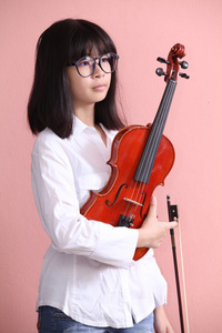 亚洲少年与小提琴眼镜