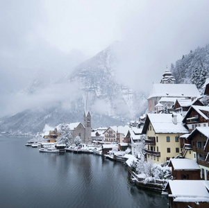 Hallstat 村庄在奥地利。美丽的村庄在山谷在湖附近