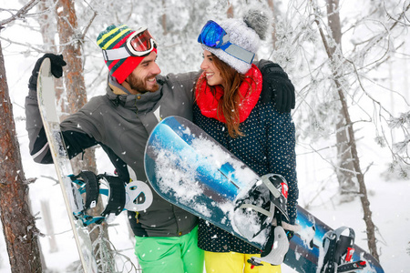 夫妇滑雪在雾冬天森林里玩得开心