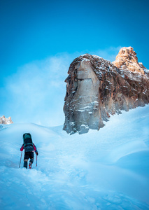 与背包和山的全景旅游