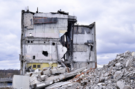 块的金属和石头是从已拆卸建筑物 Crumbling