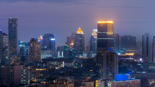 城市办公大楼的天际线夜景图片