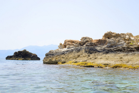 岩石在克里特海岸海