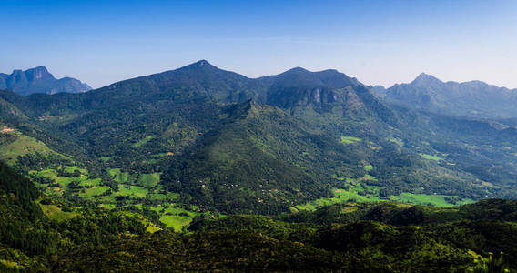位于斯里兰卡中部的指关节山脉, 康提。该范围从一系列的横卧褶皱和山峰以西的地块, 类似握紧拳头关节