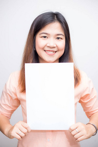 商业女性持有空白白皮书, 在白色背景下放置信息