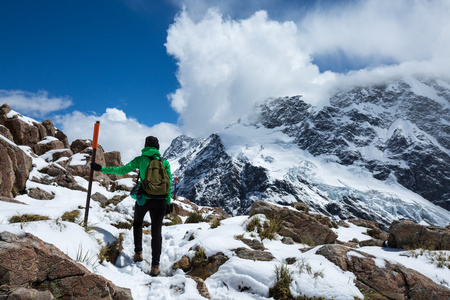 女人旅行背包徒步旅行在山