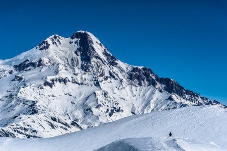 冬天白雪皑皑的山脉。高加索山脉，格鲁吉亚 Gudauri