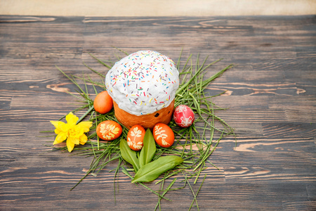 复活节蛋糕和彩色的鸡蛋