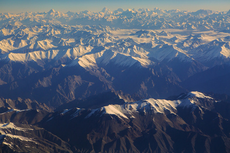 好的鸟瞰的喜马拉雅山脉去 Leh 拉达克的路上