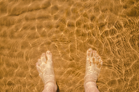 男的双腿，站在水中