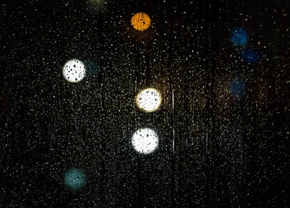 晚上在玻璃上滴下雨滴, 彩色散, 交通灯