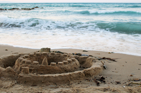 桑迪在海边沙滩上的城堡