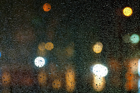 晚上在玻璃上滴下雨滴, 彩色散, 交通灯