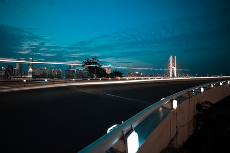 城市道路和桥梁夜景图片