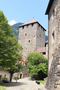 蒂罗尔城堡内部庭院和塔在 Tirol, 南蒂罗尔