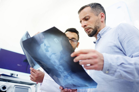 放射科医生解释他的脊柱在 x 射线图像上的问题