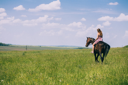 骑着一匹马的女孩