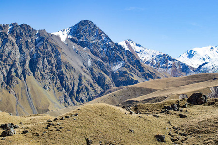 风景全景高加索山与秋天小山日间