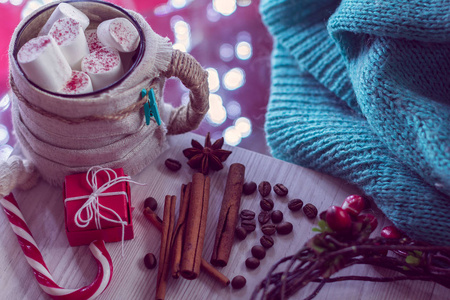 温暖的冬天杯子与棉花糖, 棒糖和礼物