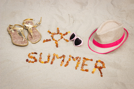 太阳和词夏天的度假海滩，防晒，夏天时间在沙滩上的配件的形状