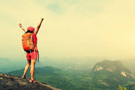 成功的女人的徒步旅行者