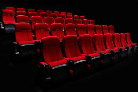 空的剧院礼堂或戏院与红色的座椅