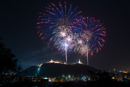 烟花在夜空