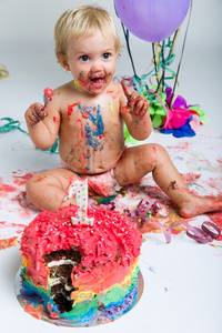 女婴用美食蛋糕庆祝她的第一个生日
