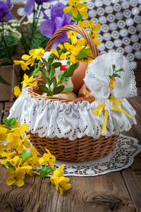 传统复活节与食物的篮子里