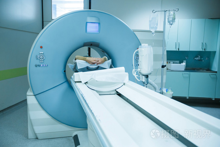 在一家医院,病人正在扫描 ct 扫描仪