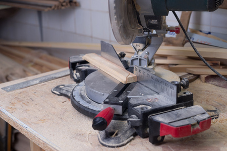 木匠工具与木屑木制的桌子上。圆锯片