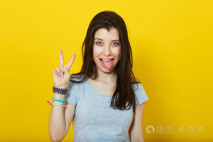十几岁的女孩快乐欣喜若狂做鬼脸