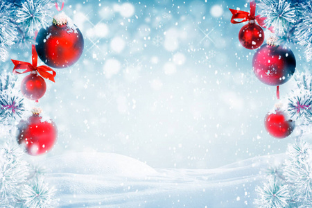 圣诞背景红色装饰品和飘落的雪