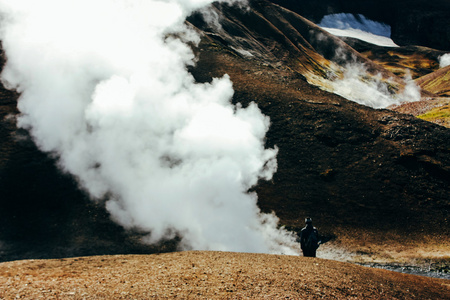 在 Landmannalaugar，山风景用蒸汽在冰岛徒步旅行
