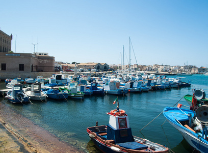 法维尼亚纳港口与渔船在西西里岛