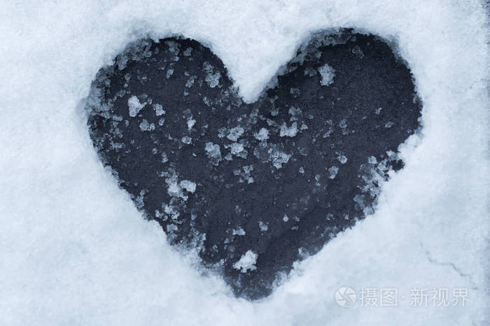 在雪中绘制的心形
