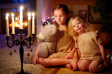 女孩坐在壁炉旁圣诞前夜