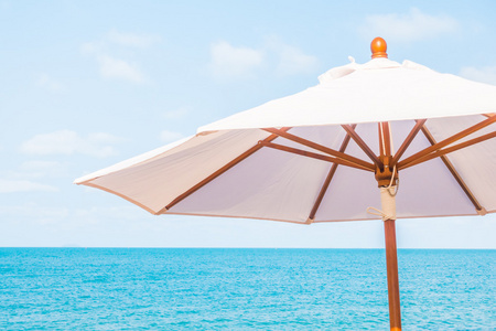 热带海滩上伞