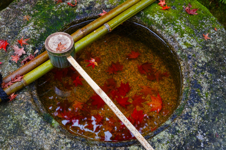 水斗上在京都筝在寺的石盆日本