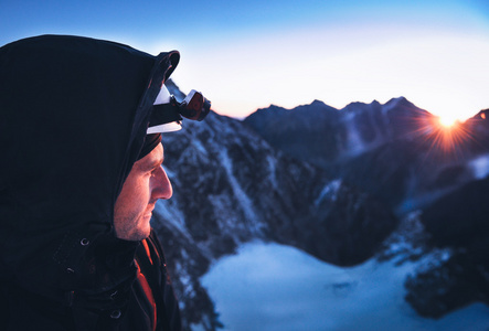 关闭了登山者的肖像。极限运动概念