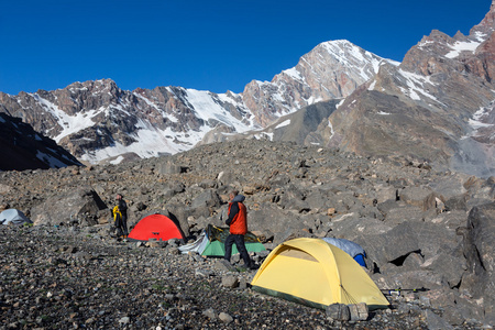 早上登山探险队营地