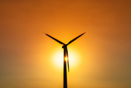 风力涡轮发电机在日落时