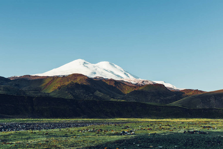 Elbrus, 绿色的山丘和草地在晴朗的日子。Elbrus 地区, 高加索北部, 俄罗斯