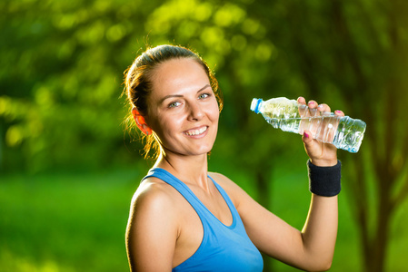 年轻女子健身运动后的饮用水
