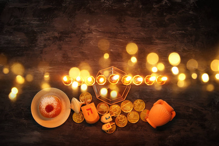 犹太节日光明节背景与传统的棉纺顶, 烛台 传统烛台 和燃烧的蜡烛
