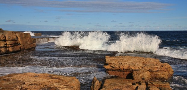 溅起的浪花在马鲁布拉海滩，悉尼
