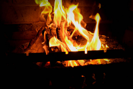 篝火的灰烬。火焰在砖烧烤