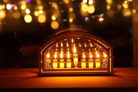 犹太节日光明的形象背景与烛台 传统烛台 和燃烧蜡烛在窗口前面