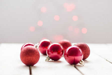 在一个木制的背景和背景中的红色灯的红色圣诞球