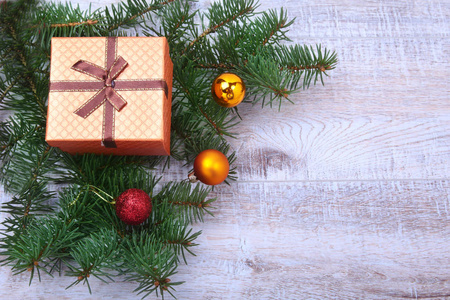 圣诞装饰与礼品盒, 五颜六色的球和圣诞树的木制桌面